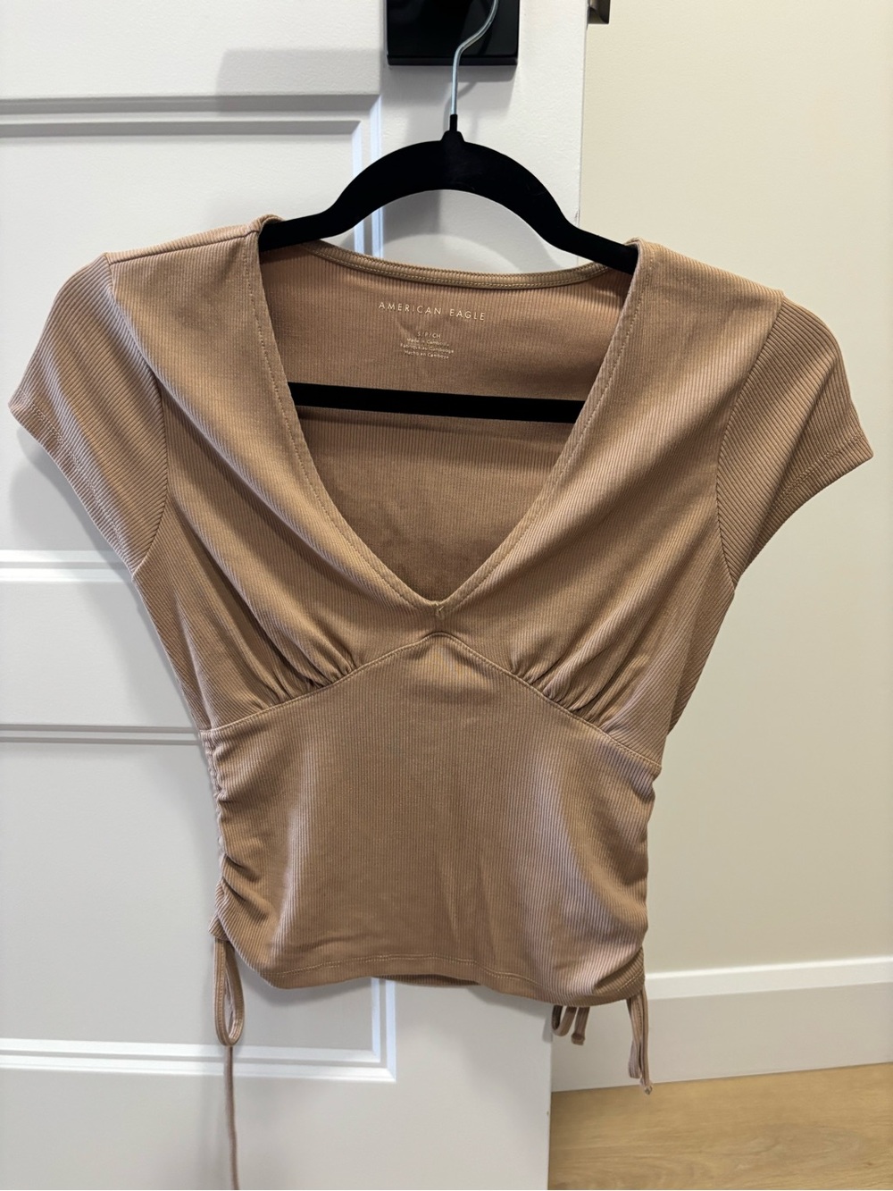 American Eagle Outfitters Ribbed V-Neck Cinch Crop Top โ Tan